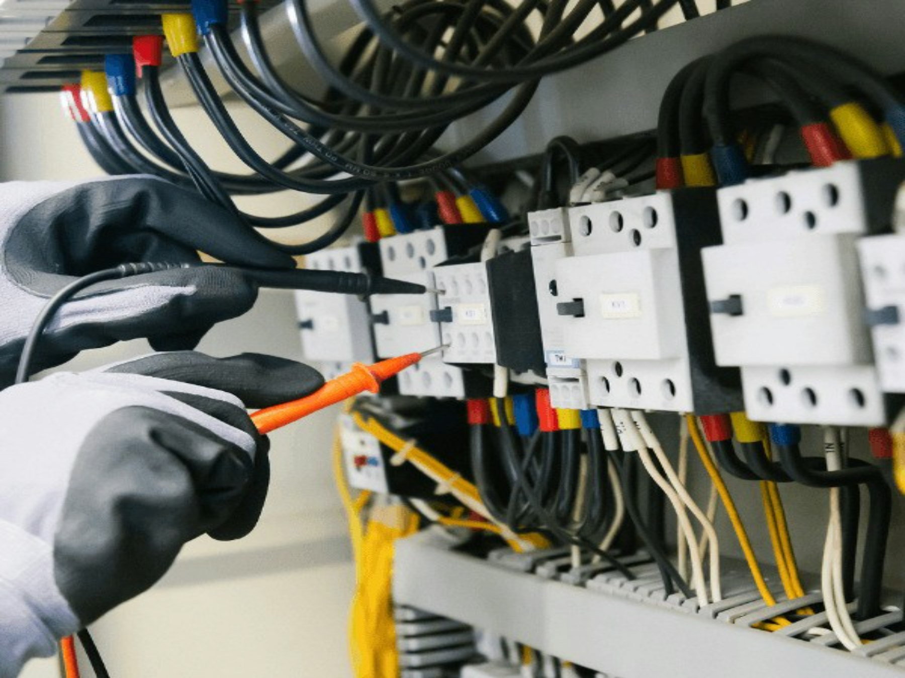 Elektriker prüft einen Verteiler mit dem Messgerät