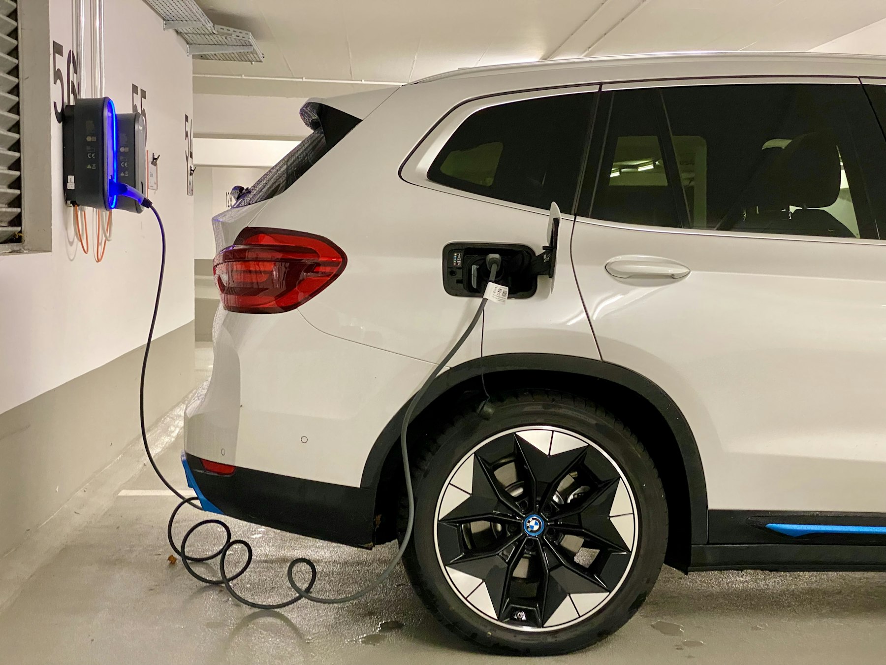 Elektroauto lädt an einer Wallbox